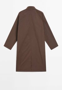 Brun lång kappa med en minimalistisk design, rak silhuett, långa ärmar och en ren finish. Ingen synlig utrustning eller detaljer.