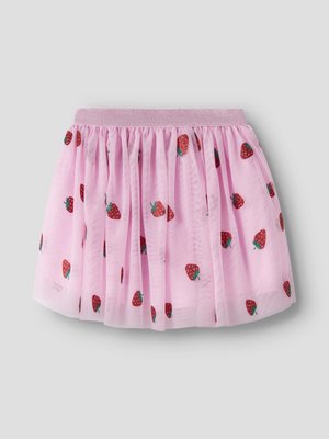 Rosa Tüllrock mit glitzerndem elastischem Taillenbund, verziert mit roten Erdbeermustern, die über den Stoff verteilt sind.