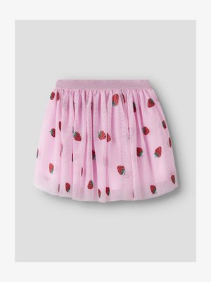 Roze tule rok met glinsterende elastische tailleband, versierd met rode aardbeienpatronen verspreid over de stof.
