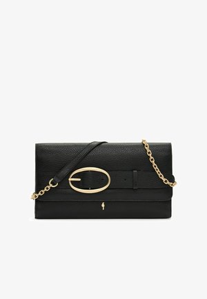 Czarna skórzana kopertówka o strukturalnym wykończeniu, z okrągłym złotym zapięciem, odczepianym łańcuszkiem oraz eleganckim, prostokątnym kształtem.