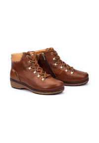 Bottes de cheville en cuir marron avec un laçage, accents en métal doré, fermeture éclaire sur le côté, semelle texturée et un talon légèrement surélevé ressemblant à du liège.
