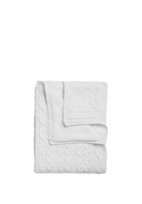 Couverture tricotée blanche avec un motif en torsades, bordée de bords côtelés. Compacte, pliée en forme rectangulaire. Texture douce.