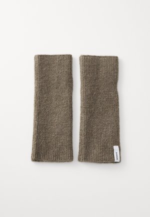 Paire de chauffe-poignets tricotés marron avec texture côtelée et petite étiquette blanche sur un côté, posée à plat sur une surface blanche.