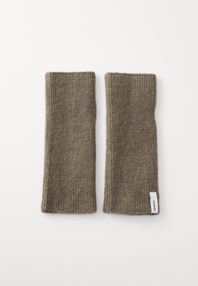 Paire de chauffe-poignets tricotés marron avec texture côtelée et petite étiquette blanche sur un côté, posée à plat sur une surface blanche.