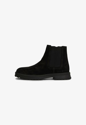 Zwarte suède Chelsea-boots met elastische zijpanelen, rubberen zool en een gladde textuur, met logo-embossing op de hak.