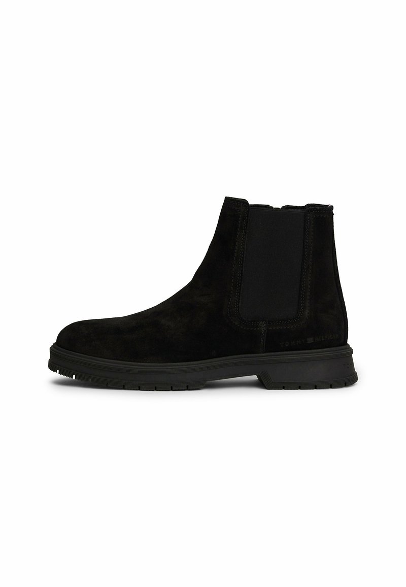 Zwarte suède Chelsea-boots met elastische zijpanelen, rubberen zool en een gladde textuur, met logo-embossing op de hak.