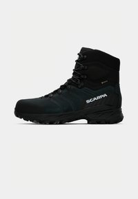 Czarne buty trekkingowe z teksturowaną cholewką, wodoodporną podszewką GORE-TEX, formowaną gumową podeszwą i wzmocnionym wsparciem kostki. Z logo SCARPA.