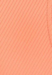 Textielstof in zachte koraalkleur met diagonale ribbeltextuur. Heeft een gladde afwerking en subtiele glans, met een nette rand.