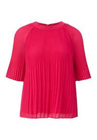 Top plisado rosa con escote redondo y mangas cortas. Hecho de tela ligera, presenta plisados verticales para dar textura.