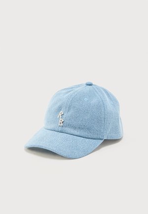 Casquette de baseball en denim bleu clair avec visière incurvée et petit logo blanc brodé sur le panneau avant, présentée sur un fond clair uni.