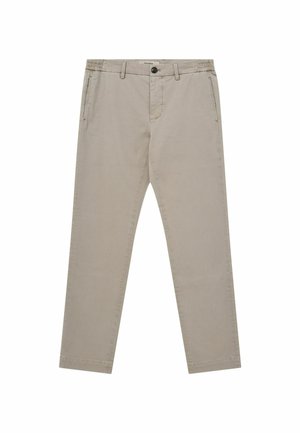 Pantalones casuales beige con cierre de botón y cremallera, trabillas para cinturón y bolsillos laterales, extendidos planos sobre un fondo blanco.
