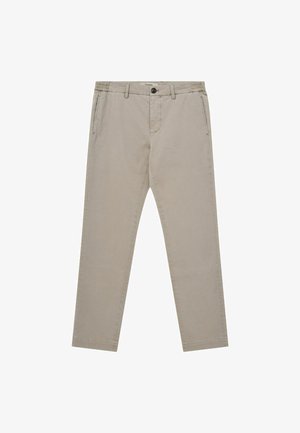 Pantalones casuales beige con cierre de botón y cremallera, trabillas para cinturón y bolsillos laterales, extendidos planos sobre un fondo blanco.