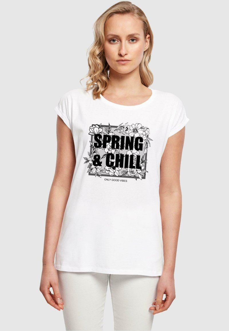 Merchcode SPRING AND CHILL EXTENDED SHOULDER  - T-shirts print - white