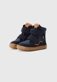 Stivali per bambini blu navy con tomaia in rete e suede, con fasce in Velcro, dettagli beige e suola in gomma texturizzata.