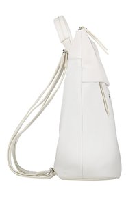 Biały plecak o teksturowanej powierzchni, o kanciastej formie, z regulowanymi paskami, górną klapą oraz boczną kieszenią na zamek błyskawiczny do przechowywania.