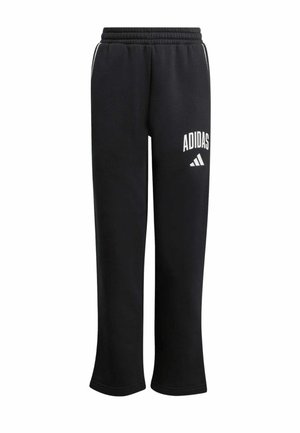 Dwóch młodych ludzi stoi obok siebie w pasujących szarych bluzach Adidas, czarnych spodniach dresowych Adidas i butach sportowych na tle jednolitego tła.