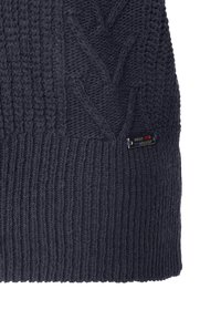Donkerblauwe gebreide trui met ribbel- en kabelpatronen. Bevat een klein merketiket aan de onderkant met metallic accenten.