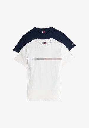 To T-shirts stablet; den ene hvid med en vandret rød og marineblå stribe, den anden marineblå. Begge har rund halsudskæring og korte ærmer.