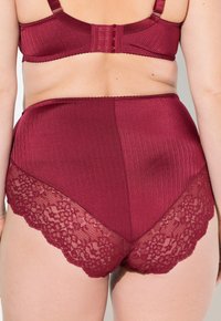 Burgundy high-waisted ondergoed met ribbelstructuur en kanten afwerking, voorzien van een gladde tailleband en gedetailleerde bloemachtige kantaccenten.