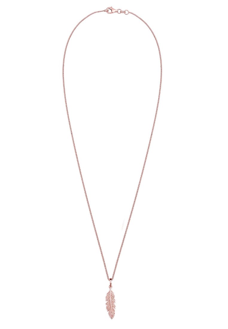 Rose gold kæde med en delikat fjerformet vedhæng hængende fra midten på en hvid baggrund.