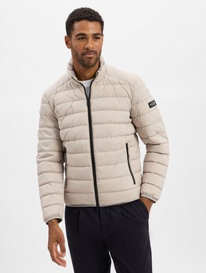 Helle beige Pufferjacke mit horizontal gestepptem Muster, hohem Kragen, Frontreißverschluss und schwarzen Reißverschlusstaschen an den Seiten. Glatte Textur.