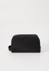 Borsa cosmetica in nylon nero con chiusura a zip, logo "MK" in rilievo e manico laterale per un facile trasporto. Texture liscia, forma rettangolare.