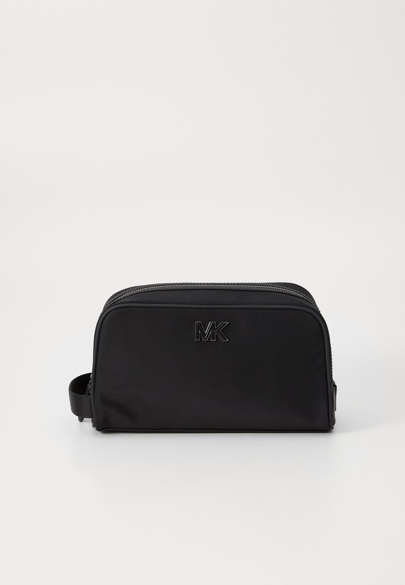 Borsa cosmetica in nylon nero con chiusura a zip, logo "MK" in rilievo e manico laterale per un facile trasporto. Texture liscia, forma rettangolare.