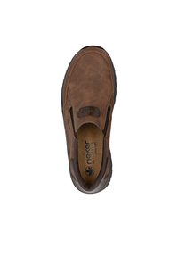 Braunes Leder-Slipper mit strukturiertem Finish, elastischem Einsatz für eine optimale Passform und gepolsterter Innensohle. Schwarze Gummisohle mit minimalem Profil.