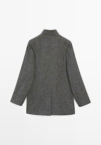 Cappotto in misto lana grigio con colletto alto, maniche lunghe, design strutturato e taglio dritto, caratterizzato da un motivo leggermente testurizzato.
