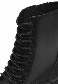 Stivale in pelle nera con una texture liscia, dotato di lacci neri intrecciati, occhielli in metallo e un collare leggermente imbottito per supporto.