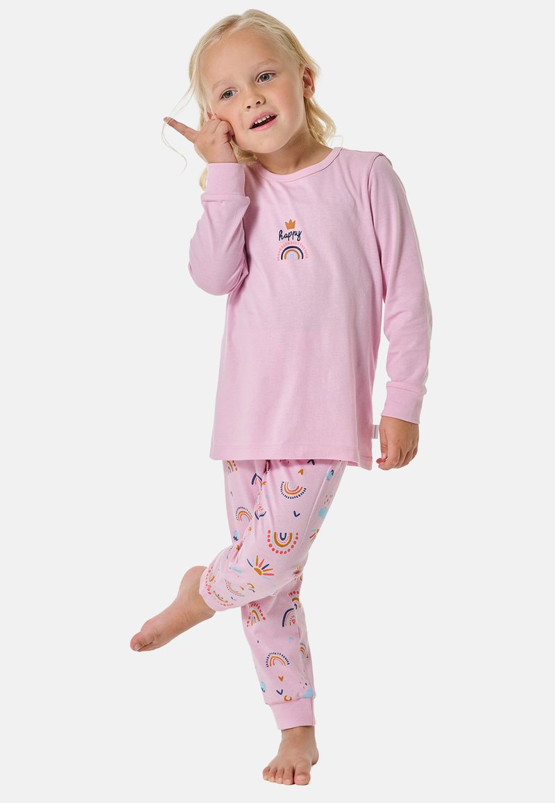 Rosa Langarm-Pyjama-Oberteil mit dem Schriftzug "happy" und einem Regenbogen-Motiv; passende rosa Hose mit bunten Regenbogen- und Sonnenmustern.
