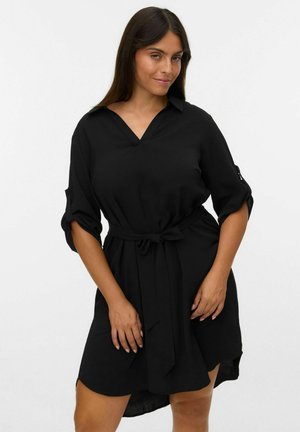 Robe noire avec un décolleté en V, des manches courtes retroussées et une ceinture à nouer à la taille. Fabriquée en tissu doux avec une silhouette décontractée et des fentes latérales.