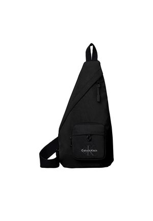 Sort trekantet crossbodytaske med frontlomme med lynlås med Calvin Klein-logo og justerbar rem.