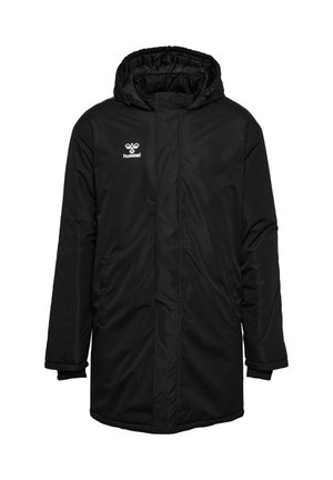 Zwarte geïsoleerde jas met capuchon, lange mouwen, een ritssluiting aan de voorkant en zijzakken. Heeft een wit logo op de linkerbovenkant. Glad van textuur.