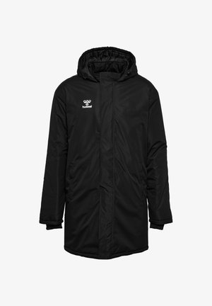 Schwarze isolierte Jacke mit Kapuze, langen Ärmeln, Reißverschluss vorne und Seitentaschen. Verfügt über ein weißes Logo auf der oberen linken Seite. Glatte Textur.