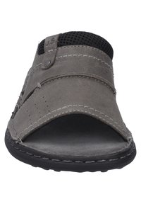 Sandalo scivoloso in pelle grigia con cinturini testurizzati, dettagli in rete nera, cuciture visibili e design open-toe. Suola in PU per il massimo comfort.