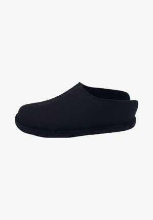 Zwart instap-schoen gemaakt van zachte stof met een afgeronde neus, geen veters en een platte zool. Kenmerkt zich door minimale naden en een gladde textuur.