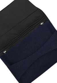 Denim clutch bag met een donkerblauwe buitenkant en een gladde zwarte binnenkant. Beschikt over een opklapbare flap en metalen sluitingen voor veilige opslag.