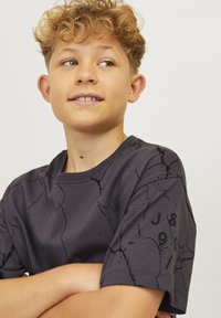 Jack & Jones Performance JJKEY LOOSE TEE CREW JNR - Marškinėliai su spaudiniu - asphalt