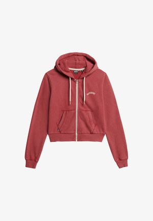 Korte rode hoodie van zacht materiaal, voorzien van een ritssluiting, voorzakken, trekkoorden en een witte "SUPERDRY" logo op de borst.