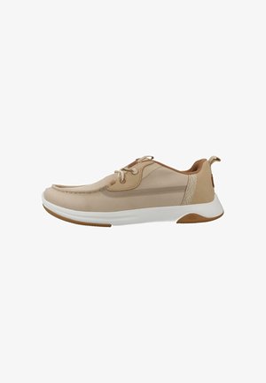 Zapatilla casual beige con suela blanca, diseño con cordones, parte superior de malla y cuero, y lengüeta en el talón para facilitar su uso.