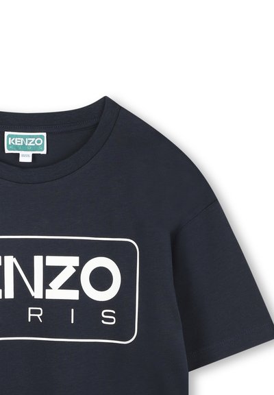 T-shirt bleu marine à manches courtes en coton avec un col rond. Présente un logo graphique blanc avec le texte "KENZO" et "PARIS".