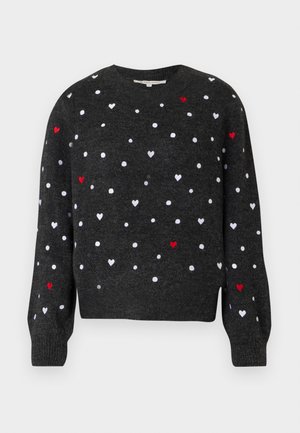 Donkergrijze gebreide trui met witte en rode hartpatronen, ronde hals, lange mouwen en geribbelde manchetten voor textuur.
