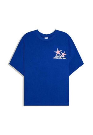 Blue short-sleeve T-shirt with two pink starfish and the phrase "next stop under the sun" on the left chest.