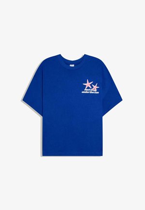 Blue short-sleeve T-shirt with two pink starfish and the phrase "next stop under the sun" on the left chest.