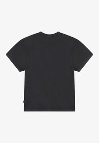 Svart bomull t-skjorte, korte ermer, avslappet passform. Har rund hals og et lite merke ved sidesømmen. Glatt tekstur og minimalistisk design.