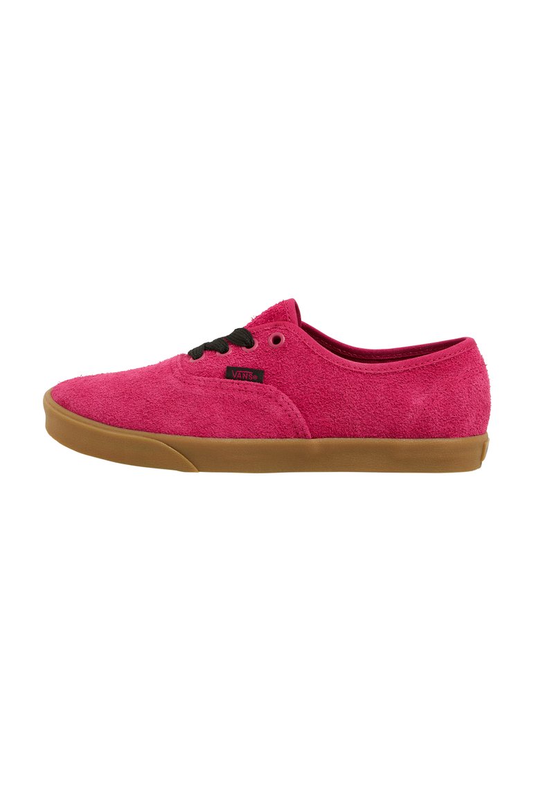 Baskets en suede rose avec lacets noirs, semelle en caoutchouc beige, bout arrondi et étiquette de marque sur le côté. Design à tige basse.
