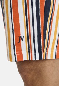 Gestreifte Baumwollshorts mit vertikalen Linien in Orange, Marineblau, Weiß und Gelb sowie gesticktem "JV"-Logo am Saum.