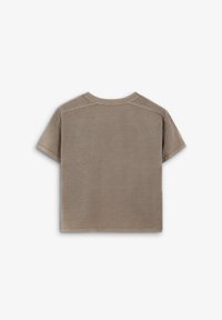 Camiseta de manga corta y cuello redondo en color topo con una textura suave. Presenta un corte recto y un sutil detalle en las costuras de los hombros.