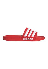 Røde glidesko med tre hvite striper, "adidas"-logo i hvitt, teksturert gummioverdel og polstret såle for komfort.